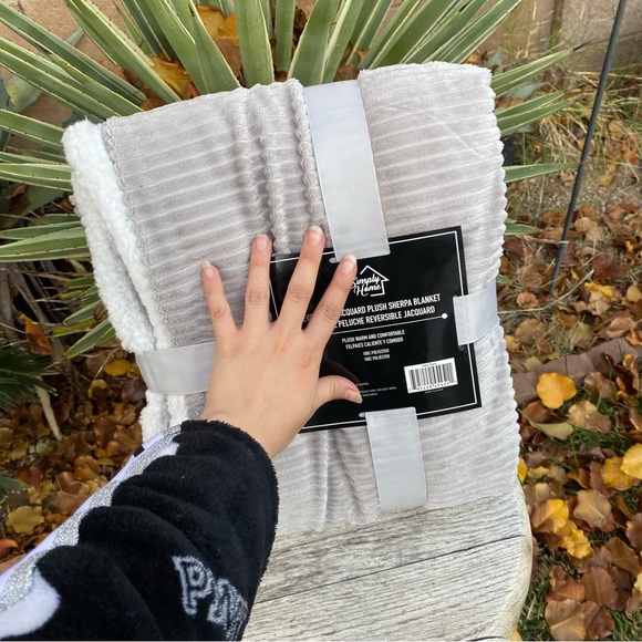 Simply Home Gray White Plush Sherpa Blanket 50X60” - Picture 6 of 7